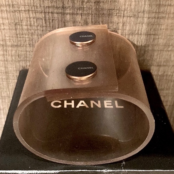 Chanel Vintage Transparent Thick Wide Vinyl Snap Button Bracelet from 2000 - Picture 8 of 11